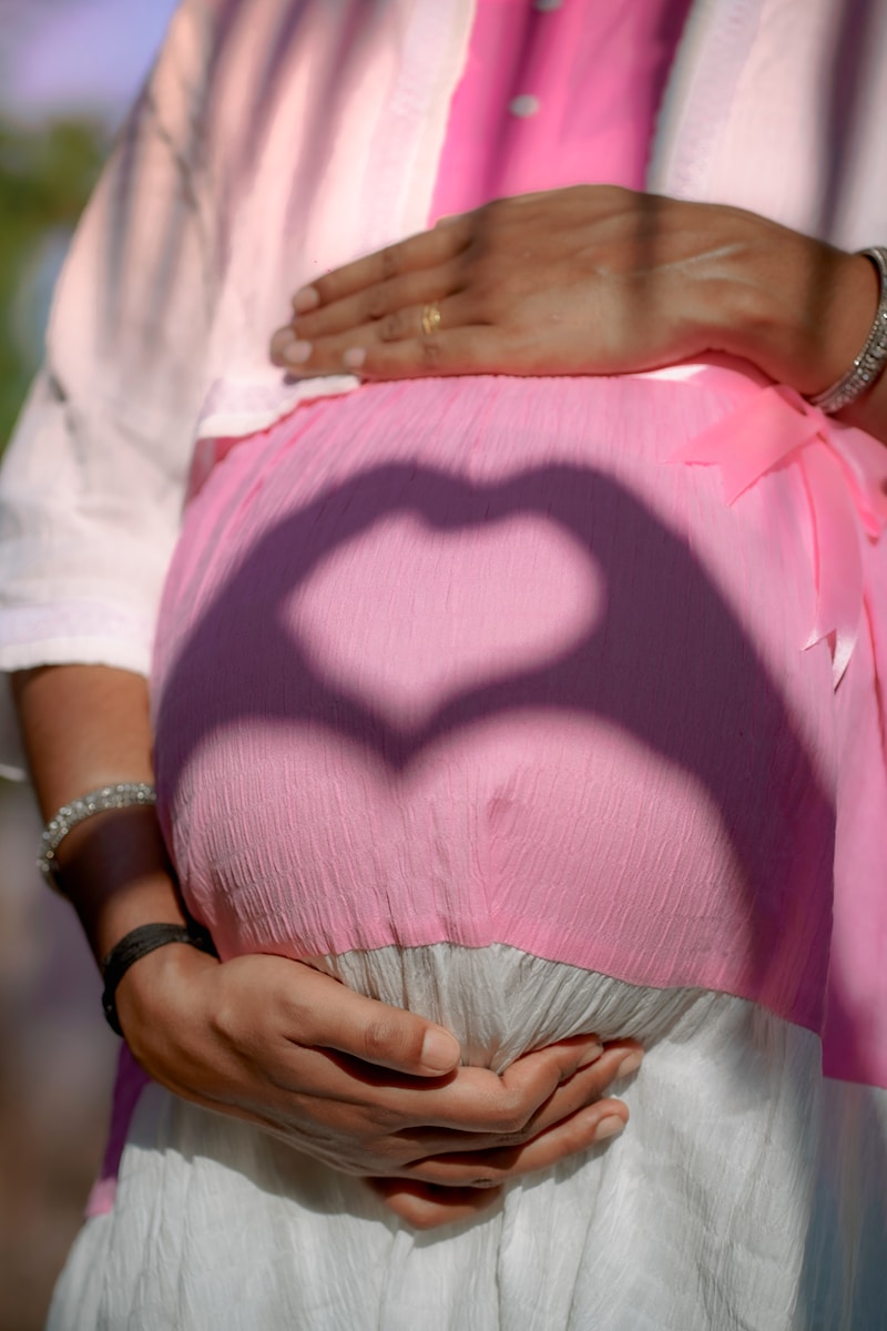 Assurer une femme enceinte : les conditions à connaître